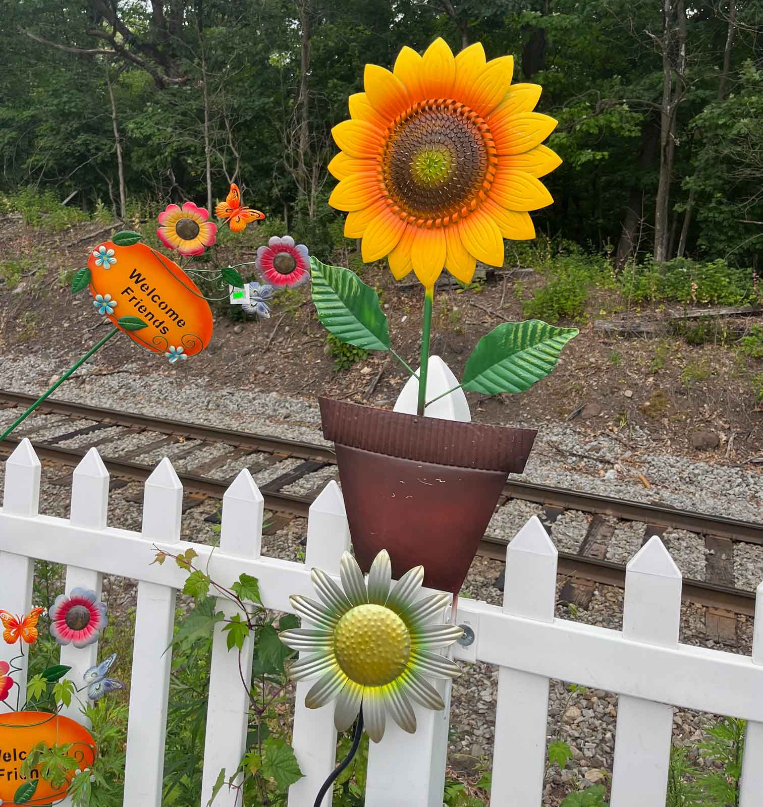 Garden décor actually gives you more opportunity for self-expression than plants. There is gardening décor available to match every interest imaginable. Read more at Gardening Know How: What Are Pros And Cons Of Garden Art DÃ©cor https://blog.gardeningknowhow.com/gardening-pros-cons/pros-and-cons-of-garden-art/
